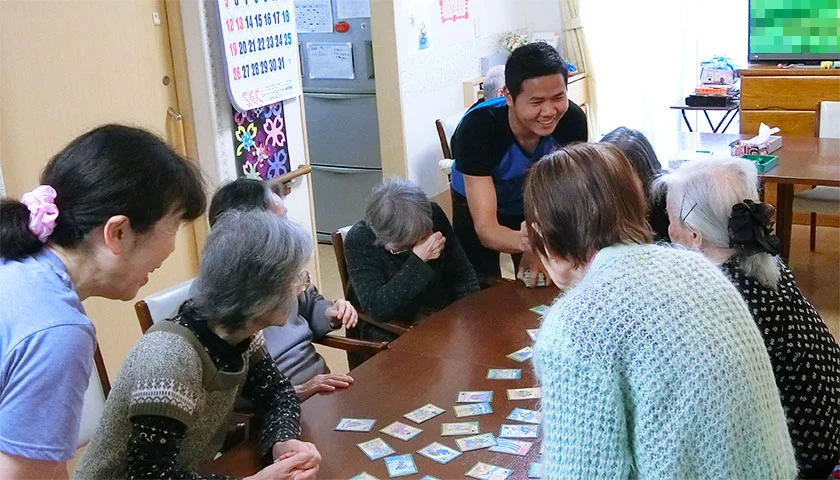 かるた遊びは、利用者様のレクリエーションとして大人気。実は、実習生の日本語の勉強にもなり一石二鳥。ほほえましい光景。