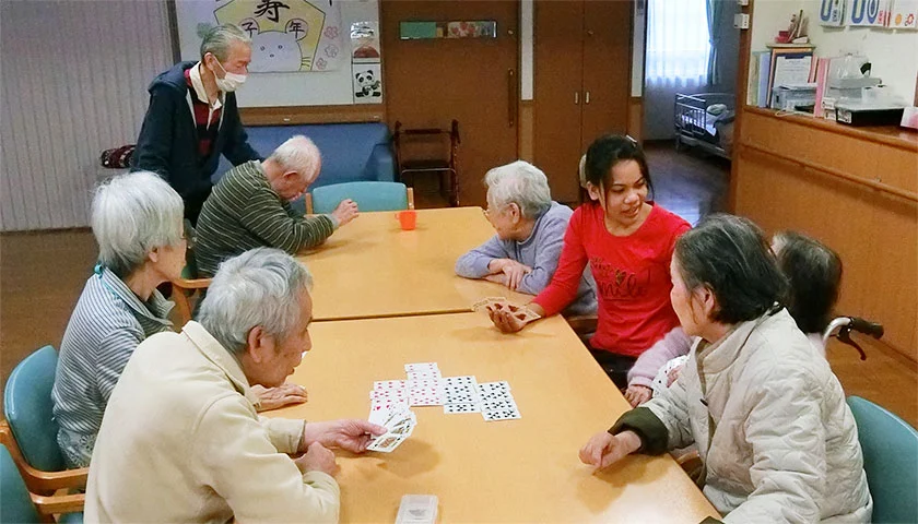 アウンさんは、施設に来てから認知症のお年寄りに「七並べ」のルールを教わったとか