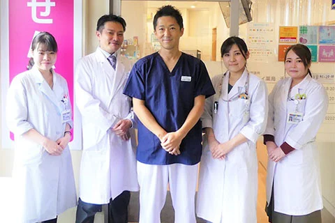 せんかわ耳鼻咽喉科 院長 野本剛輝先生(中央)とアイセイ薬局 千川店のスタッフ