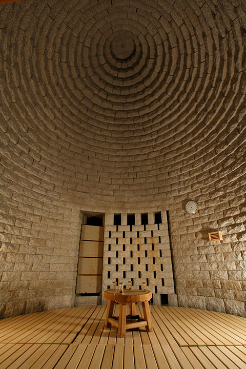 免疫力の回復や、ストレス解消の効能が期待できる汗蒸幕サウナ