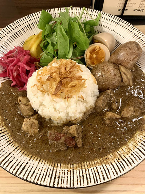 本格的な「ゆいる10種類のスパイスカレー（¥1,580）」は絶品