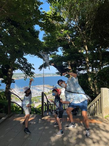 2022年6月、家族4人で江島神社を訪れたときの写真。オグミエさんの趣味である御朱印巡りに、家族もついてきてくれたそう